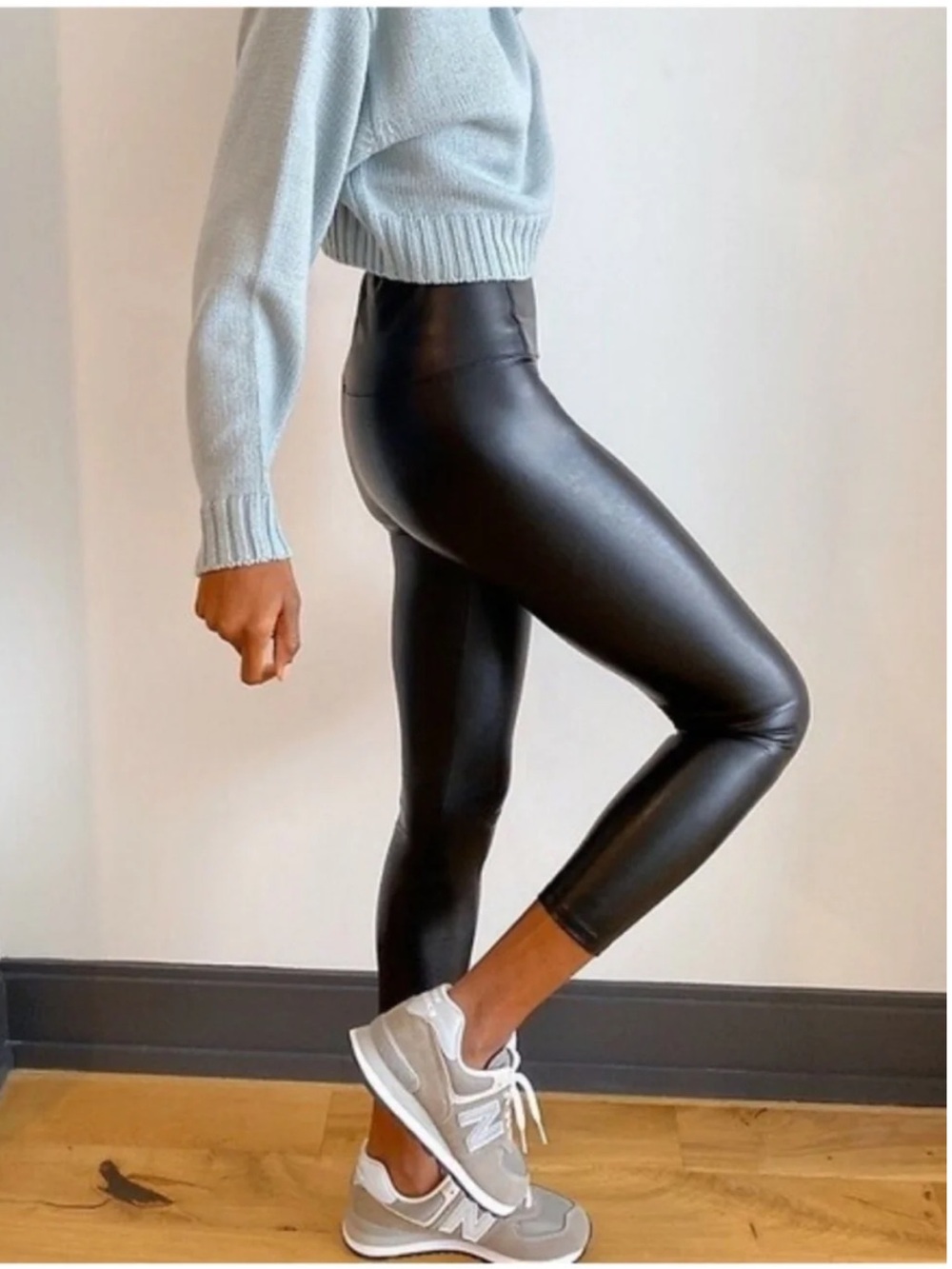 Aritzia Wilfred Free Daria Pant High-waisted UnReal Leather leggings M